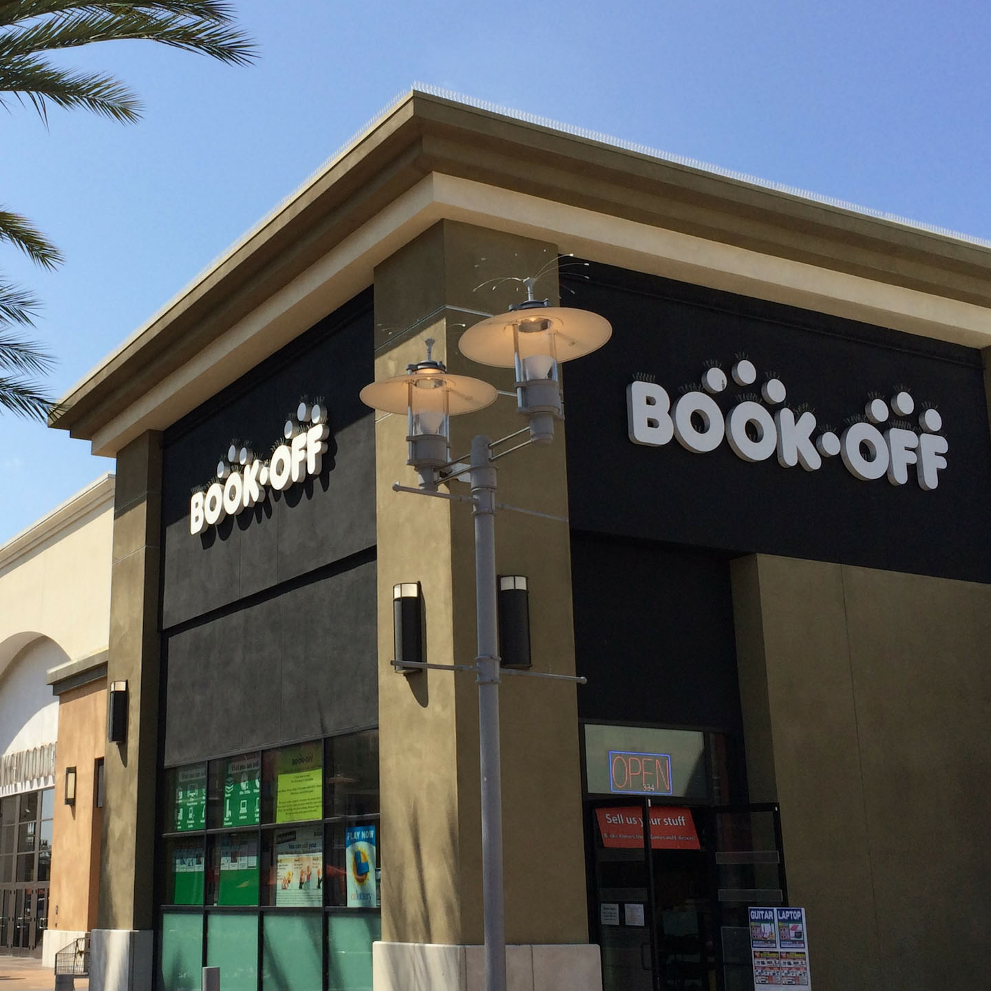 BOOKOFF Lakewood Center Mall Store